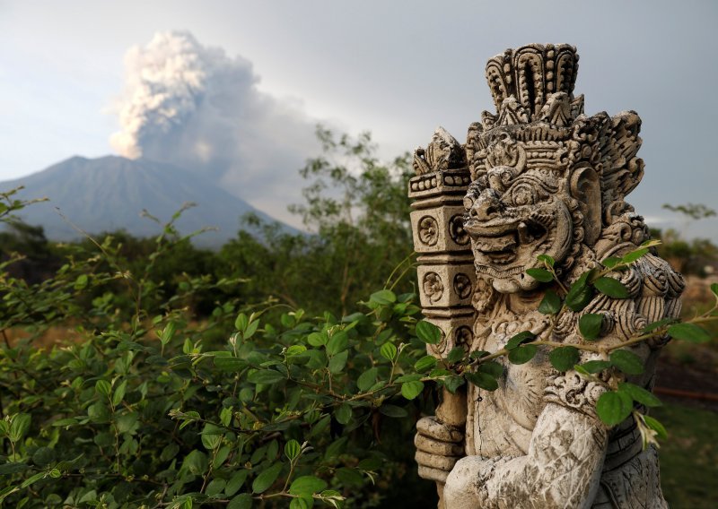 Zbog vulkana na Baliju zatvoren aerodrom