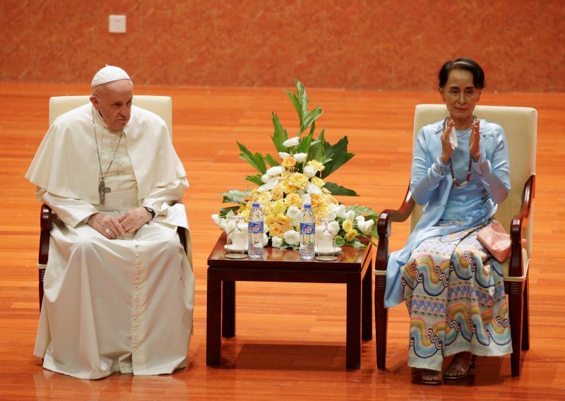Papa se sastao s Suu Kyi i izbjegao izrijekom spomenuti Rohindže