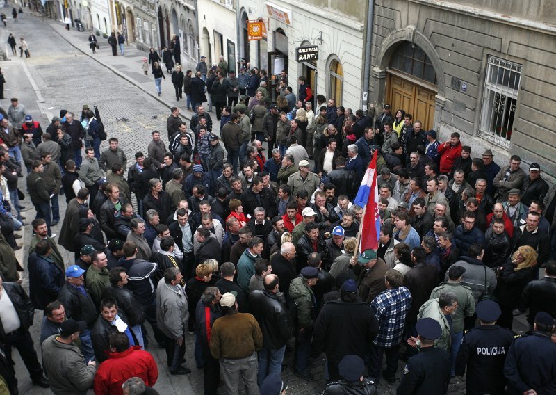 Masovni prosvjed ratara i mljekara u Radićevoj