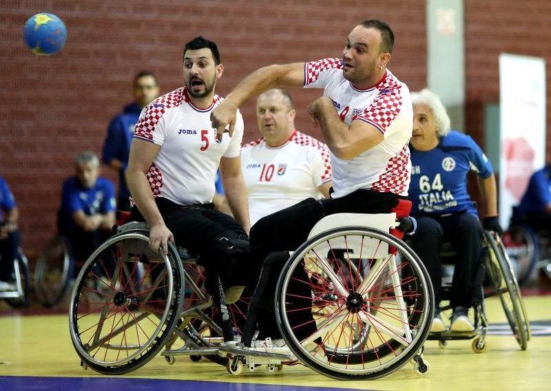 Odigrana prva rukometna utakmica osoba u invalidskim kolicima