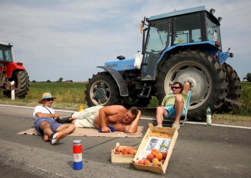 Seljaci kreću traktorima prema Zagrebu