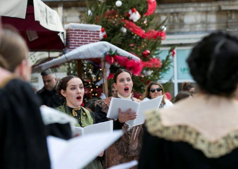 Počeo je advent, pogledajte atmosferu na ulicama gradova