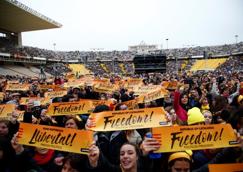 Deseci tisuća ljudi na koncertu u Barceloni za političke zatvorenike