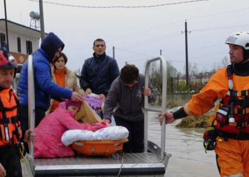 Albanija pod vodom, jedna osoba smrtno stradala