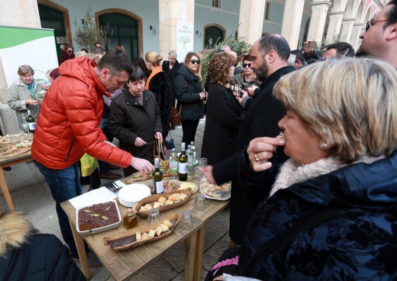 Uz dobru 'spizu' u Splitu upaljena prva adventska svijeća