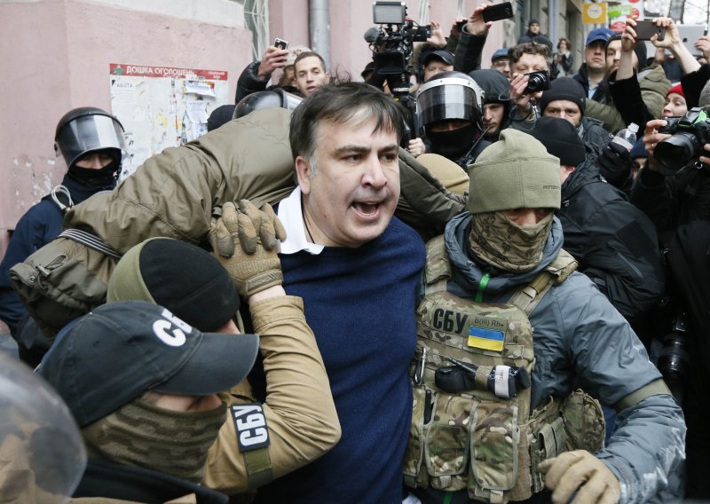 [VIDEO] Drama u Kijevu: Sakašvili htio skočiti sa zgrade, policija ga uhitila