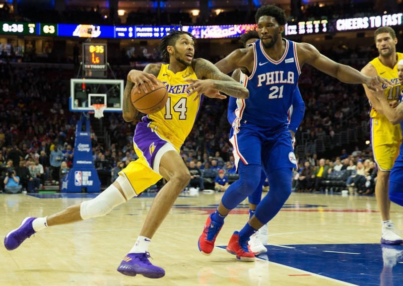 Pobjedničku tricu mlade zvijezde Lakersa Dario Šarić gledao u odijelu