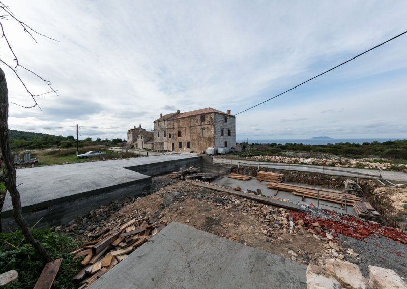 Podivljala bespravna gradnja u Istri: U vinogradima i šumama kuće s bazenima