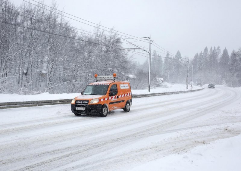 Na autocesti Bregana-Lipovac nepoznat predmet, vozačima se savjetuje oprez i zbog leda