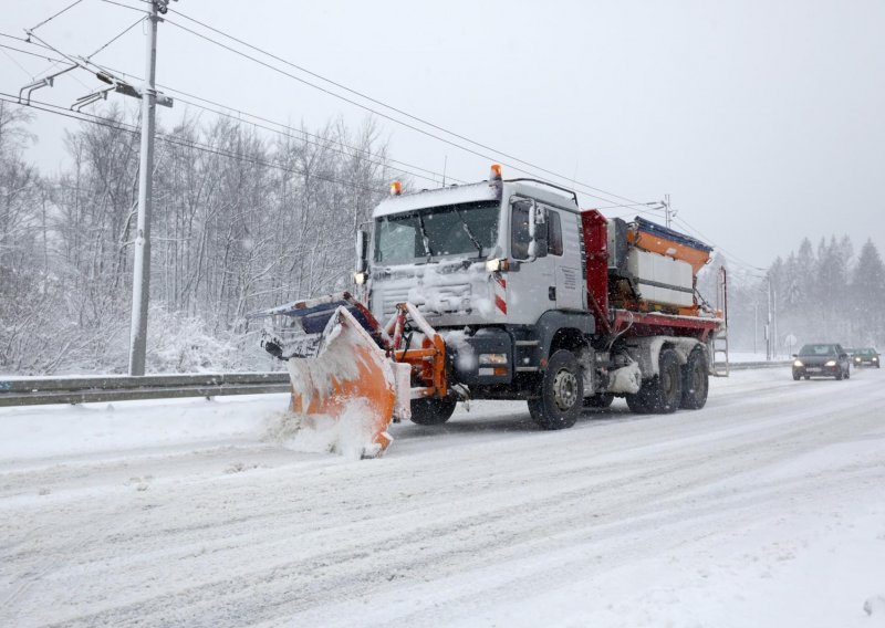 Zbog snijega u Gorskom kotaru problemi na cestama