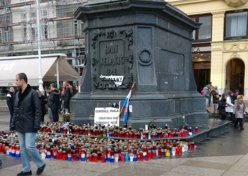 Veliki plakat s Praljkovim likom na Jelačićevom spomeniku - pokidan