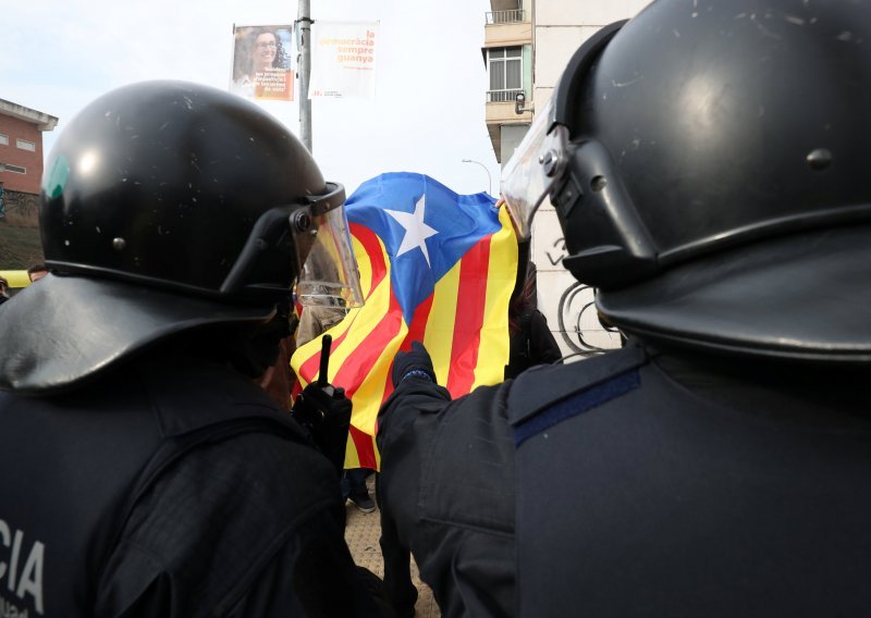 Španjolska vlada povlači tisuće policajaca iz Katalonije