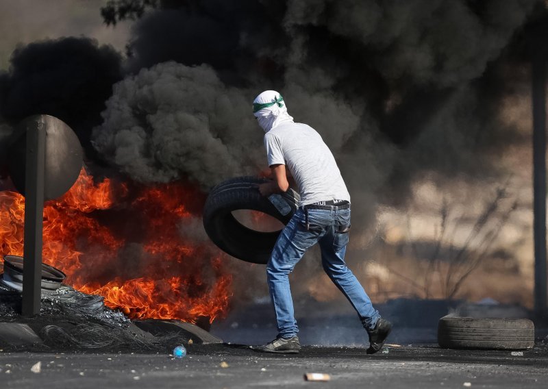 Tisuće Palestinaca prosvjeduje na granici Gaze i Izraela, jedna osoba poginula