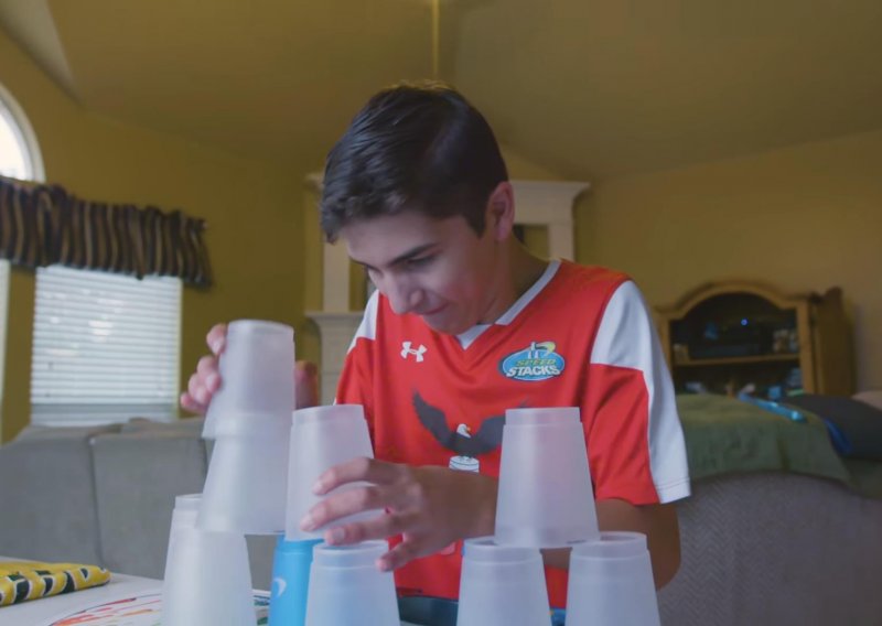 Možda i najbizarnije natjecanje: Ovaj dječak je prvak u - slaganju čaša