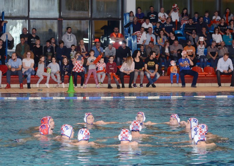 Krcati bazen u Sisku pozdravio svjetske prvake u vaterpolu