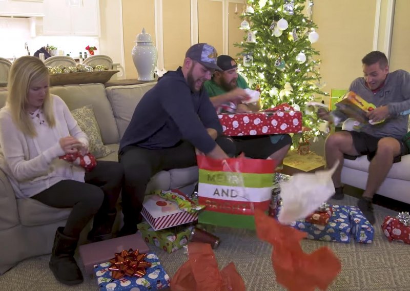 Svi najgluplji božićni klišeji su pošteno ismijani u ovom videu