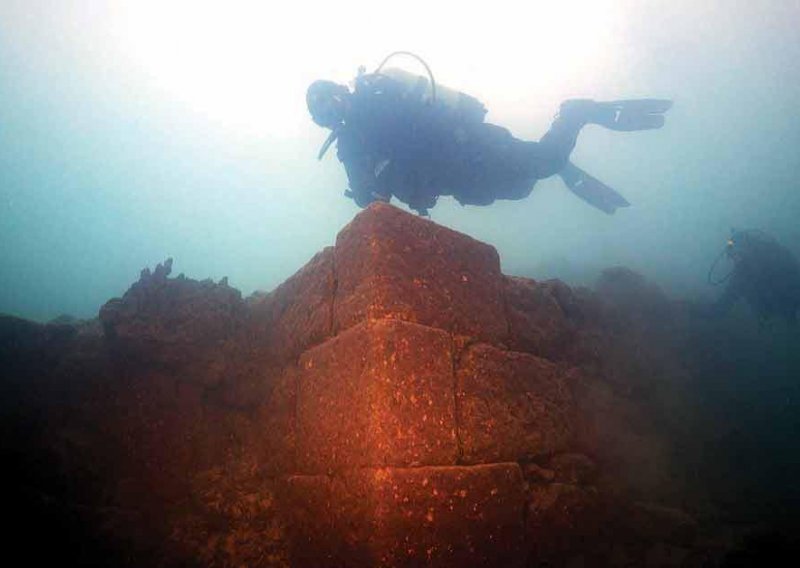 [VIDEO] Pogledajte drevni zamak koji se tisućama godina skrivao ispod površine turskog jezera