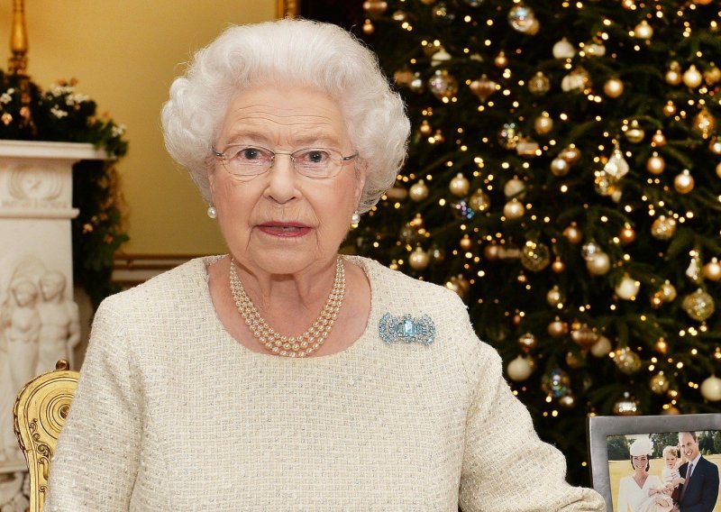 Iako putuje po cijelom svijetu, kraljica Elizabeta II nema putovnicu, a ni vozačku dozvolu