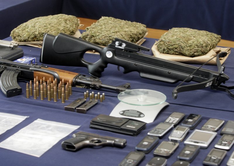 Uhićeni krijumčari oružjem i drogom
