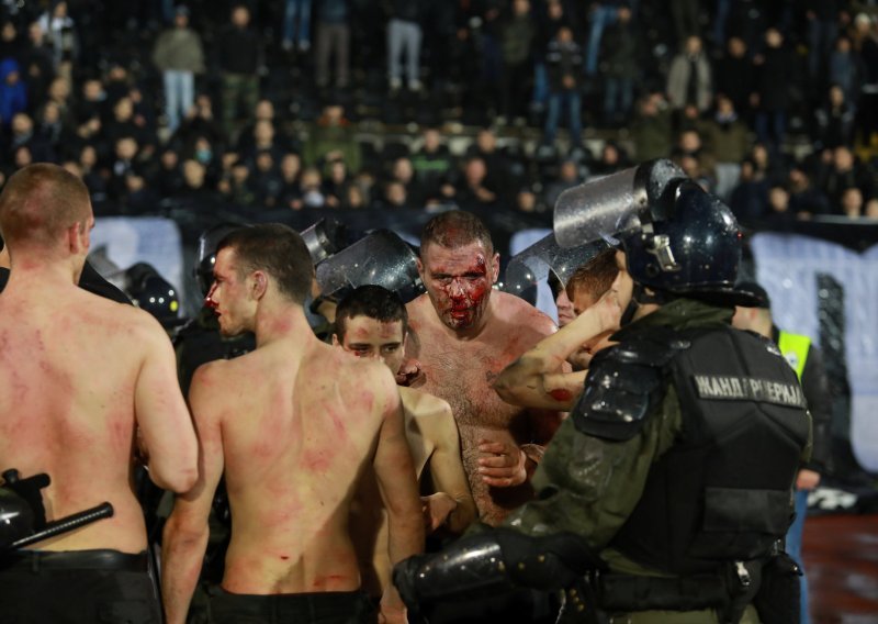 Nogometni svijet zgrožen scenama iz Beograda; festival nasilja na derbiju