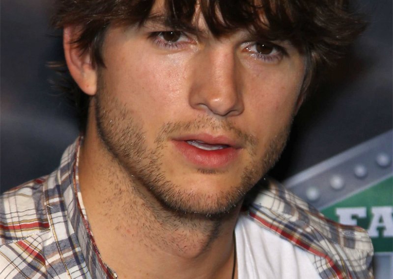 Ashton Kutcher izbacio cimera iz kuće