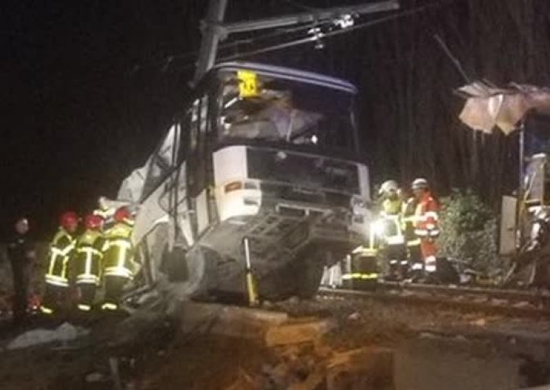 Četvero djece poginulo u sudaru vlaka i školskog autobusa u Francuskoj