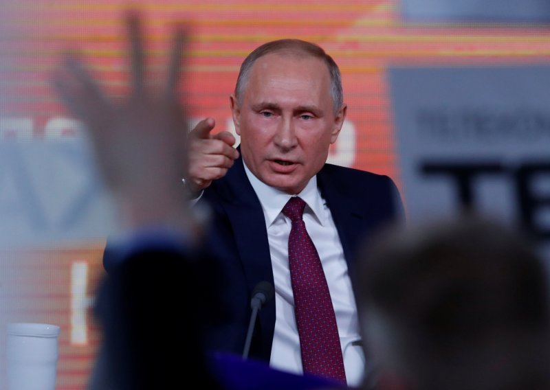 Nevjerojatan gaf Putinovog osiguranja pred gomilom ljudi: nezvani gost ga dobro ispreskakao
