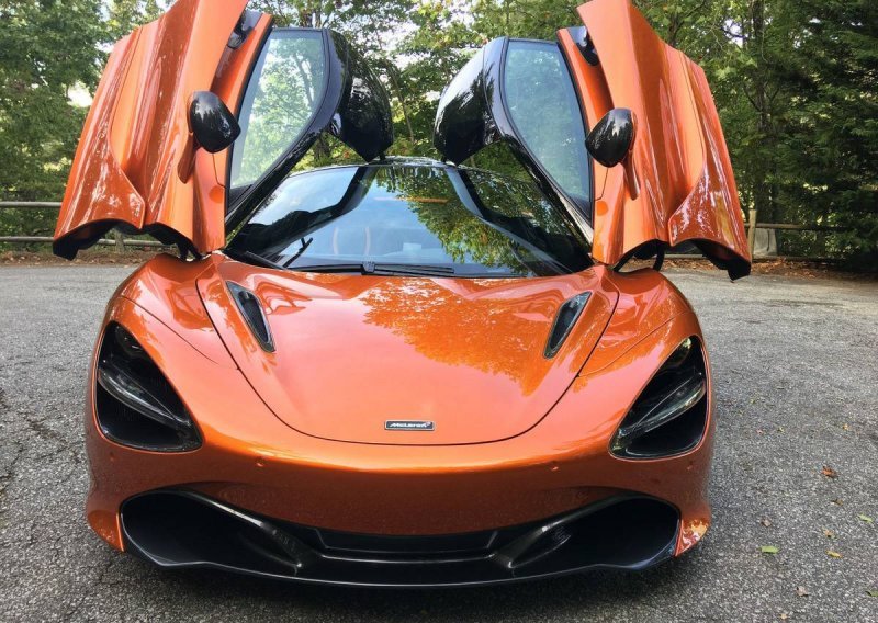 Netko prodaje gotovo novi McLaren 720S za 23 Bitcoina