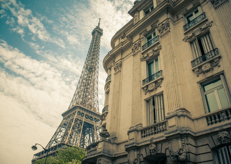 Evakuiran Eiffelov toranj, uočen muškarac koji se penje po njemu