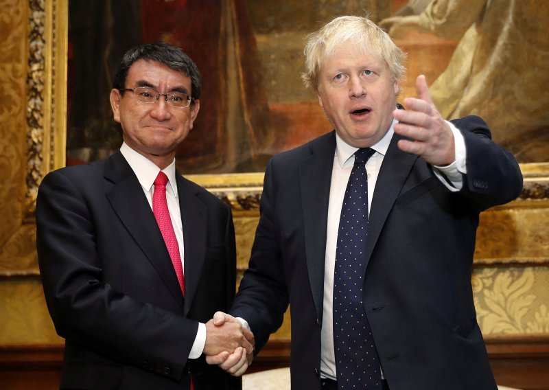 [VIDEO] Pogledajte kako šef britanske diplomacije ispija sok od breskve iz Fukushime