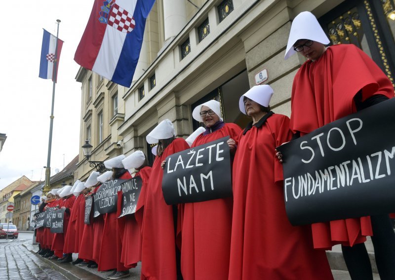 Žene u odorama iz 'Sluškinjine priče': Nismo hodajuće maternice!