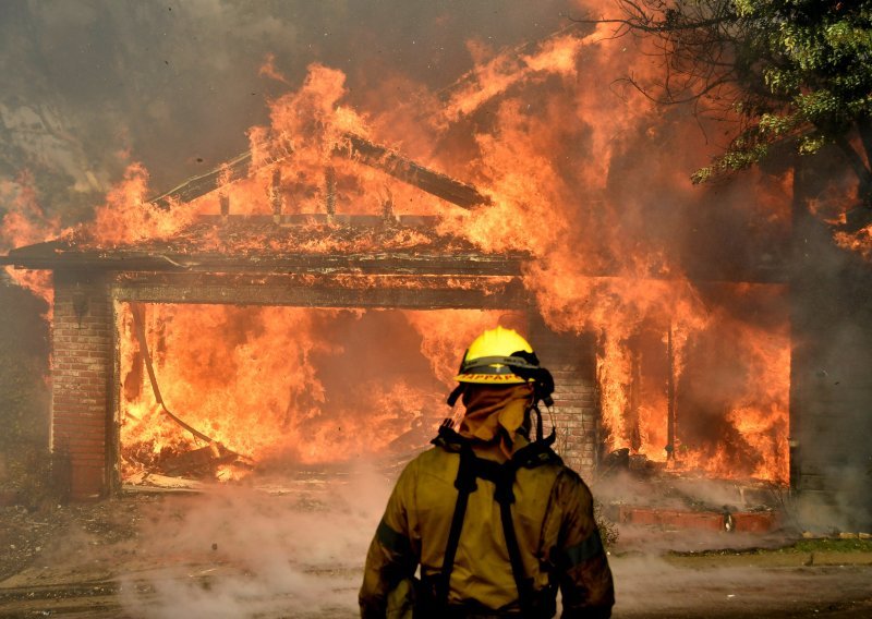 Thomas, najveći požar u povijesti Kalifornije, gotovo obuzdan