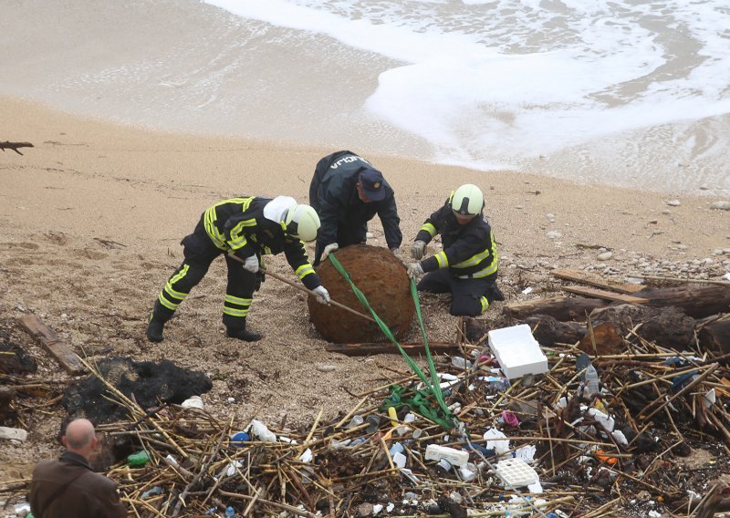More na plažu izbacilo minu iz Drugog svjetskog rata