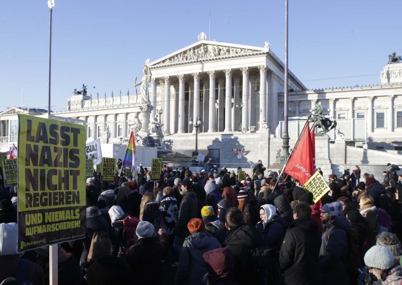 Žestok prosvjed protiv nove austrijske vlade, radili vodeni topovi: 'Ne želimo nacističke svinje'