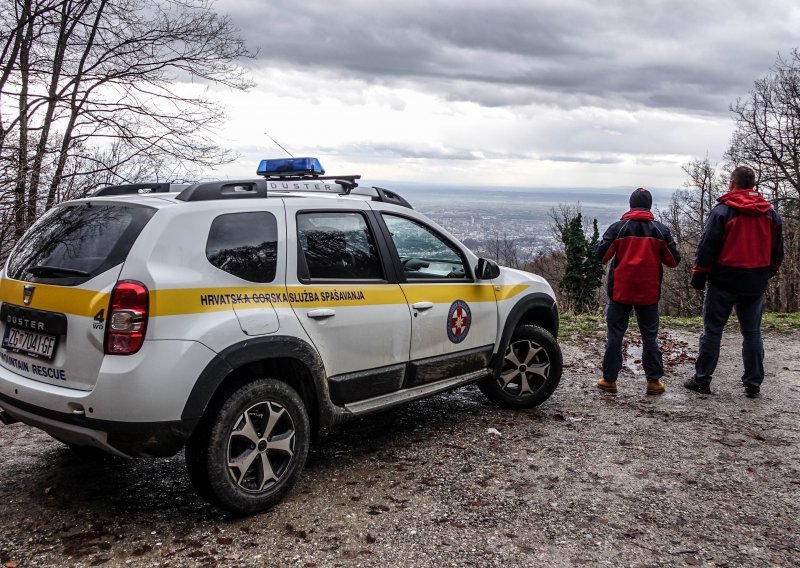 HGSS-ovci na Biokovu traže izgubljene poljske turiste, jedna osoba krvari