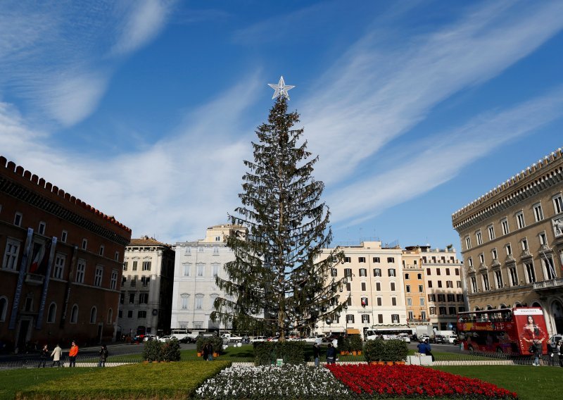 Rim ima najružnije božićno drvce: Stanovnici mu tepaju - 'Šugavko'