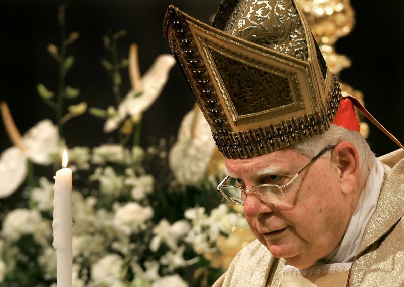 Umro kardinal koji je štitio najpoznatijeg svećenika pedofila