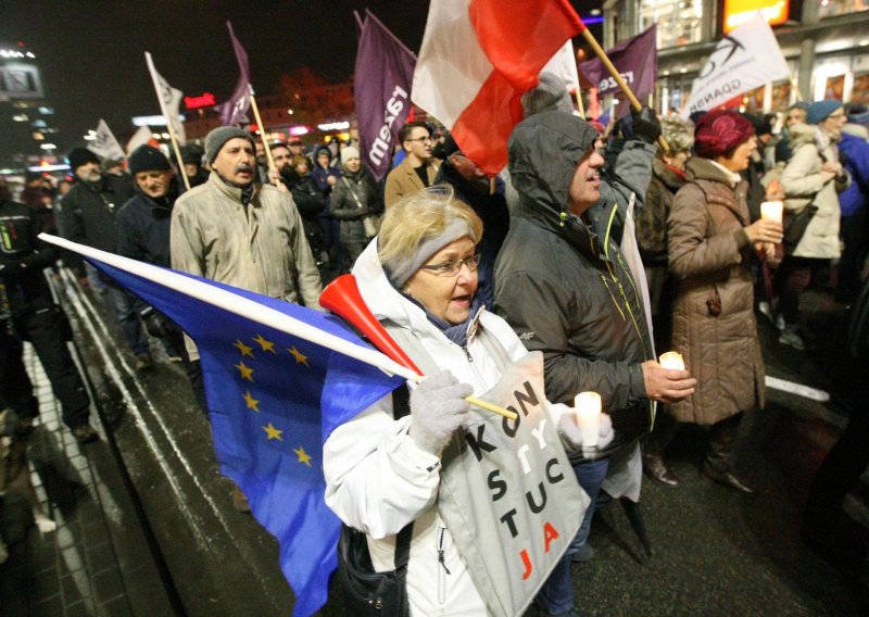 Sočna packa iz Bruxellesa: EU oduzima Poljskoj pravo glasa?