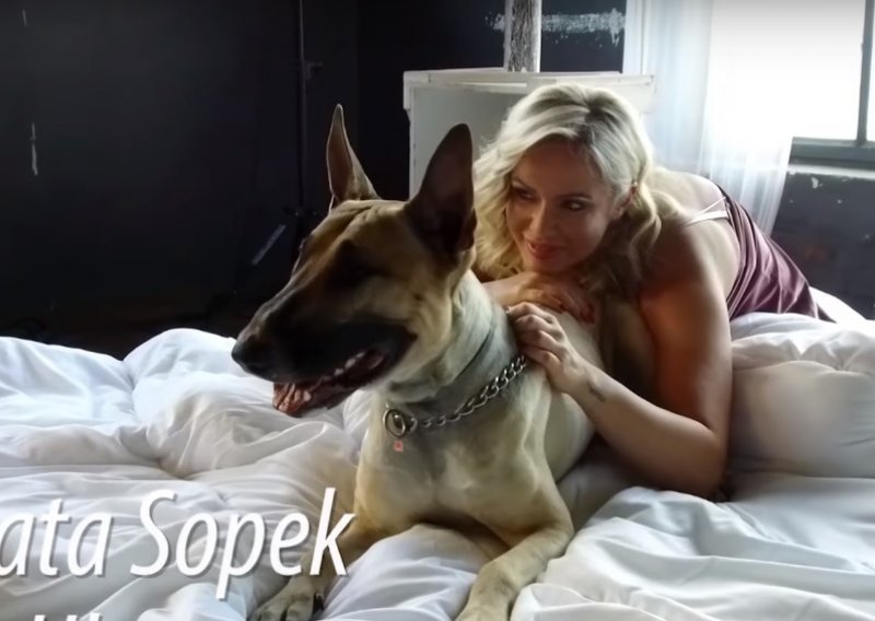 Renata Sopek, Jelena Veljača i Luka Nižetić s ljubimcima u krevetu