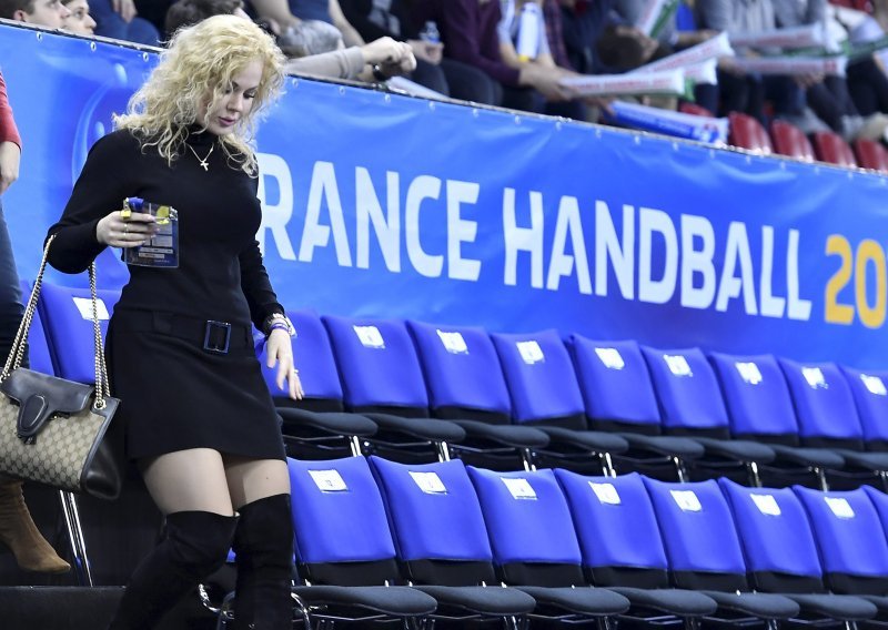 Seksi plavuša izazvala pomutnju na utakmici Hrvatske