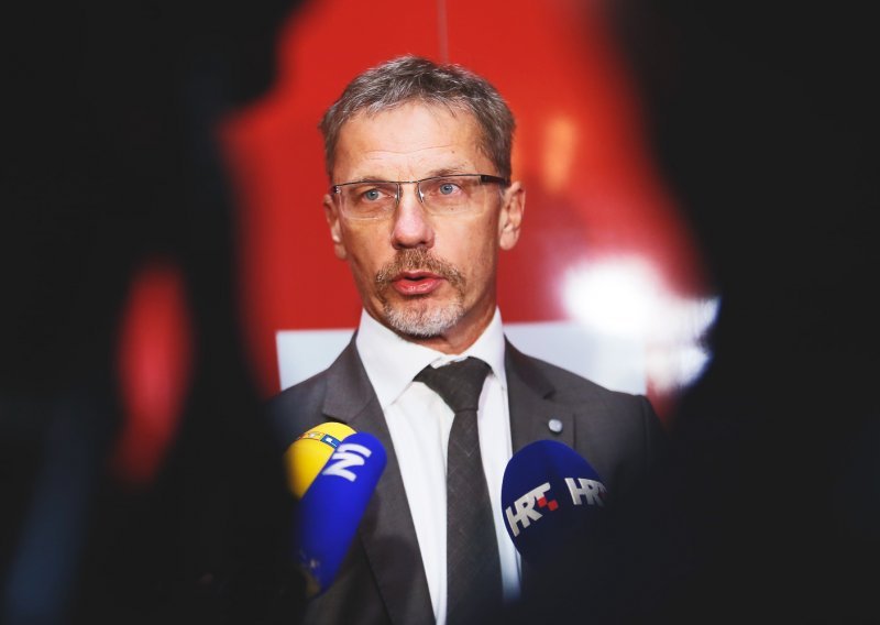Guverner Vujčić: 'Neugodno nas je iznenadio oglas Raiffeisen banke kojim traže PR agenciju za pritisak na Ustavni sud. Provest ćemo nadzor'