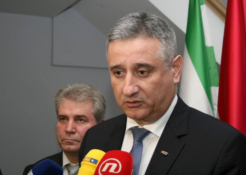 Karamarko napao Radmana  jer je nosio štafetu