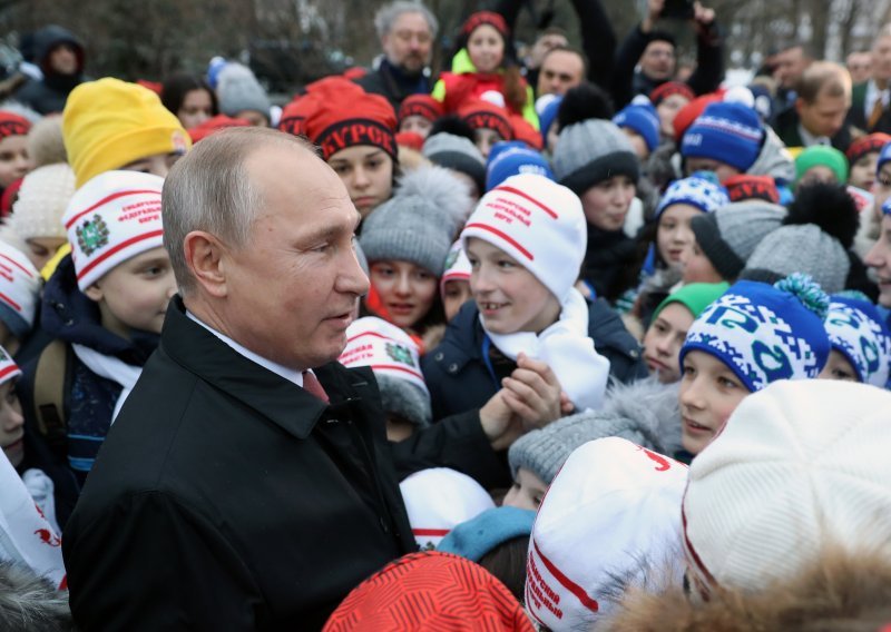 [VIDEO] Pogledajte kako je maleni Rus uvrijedio Putina pa se kasnije ispravio