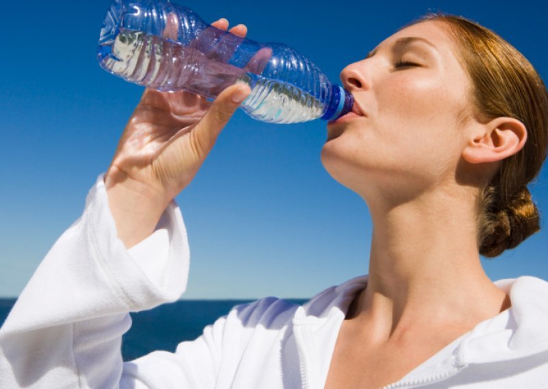Voda je zdrava, a tri litre vode dnevno će vas preporoditi