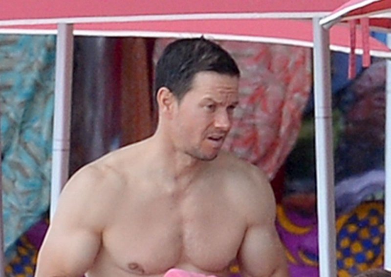 Mark Wahlberg uživa sa suprugom na plaži i pokazuje isklesanu figuru