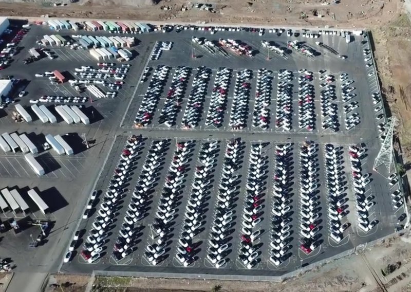 Dron snimio stotine neisporučenih Modela 3 na Teslinom parkiralištu