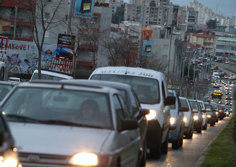 Počela postblagdanska šoping groznica: Gužve u Zagrebu, prometni kaos u Splitu