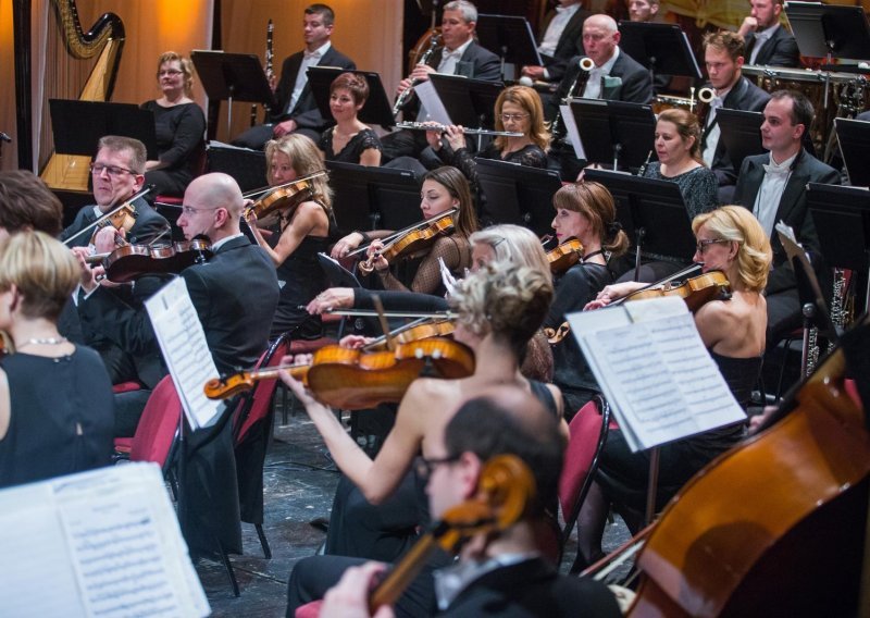 Sjajne fotke s novogodišnjeg gala koncerta orkestra Opere HNK i vilolinista Robyja Lakatosa