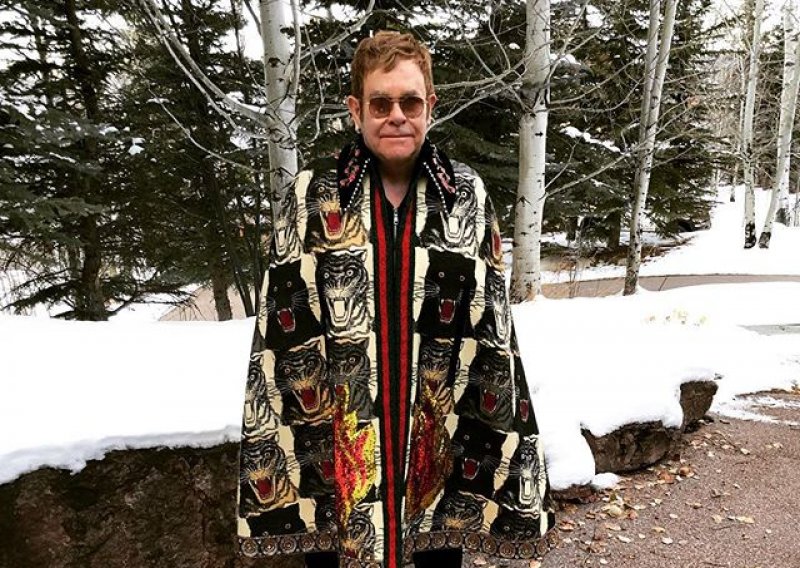 Elton John se pohvalio ludim ogrtačem od nevjerojatnih 29 tisuća kuna