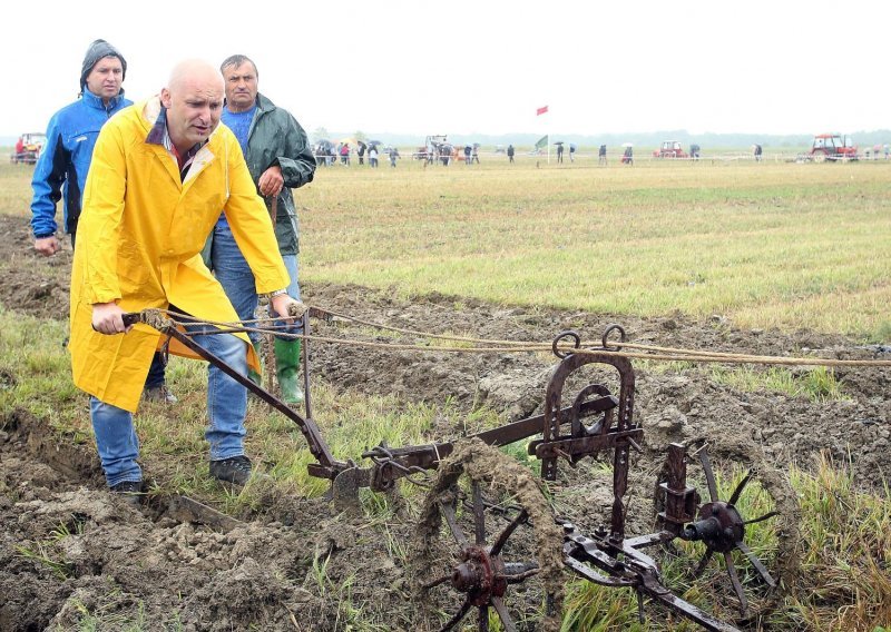 Oporba oštro kritizirala novi zakon o poljoprivrednom zemljištu i zamjerila Tolušiću što nije branio zakon u Saboru
